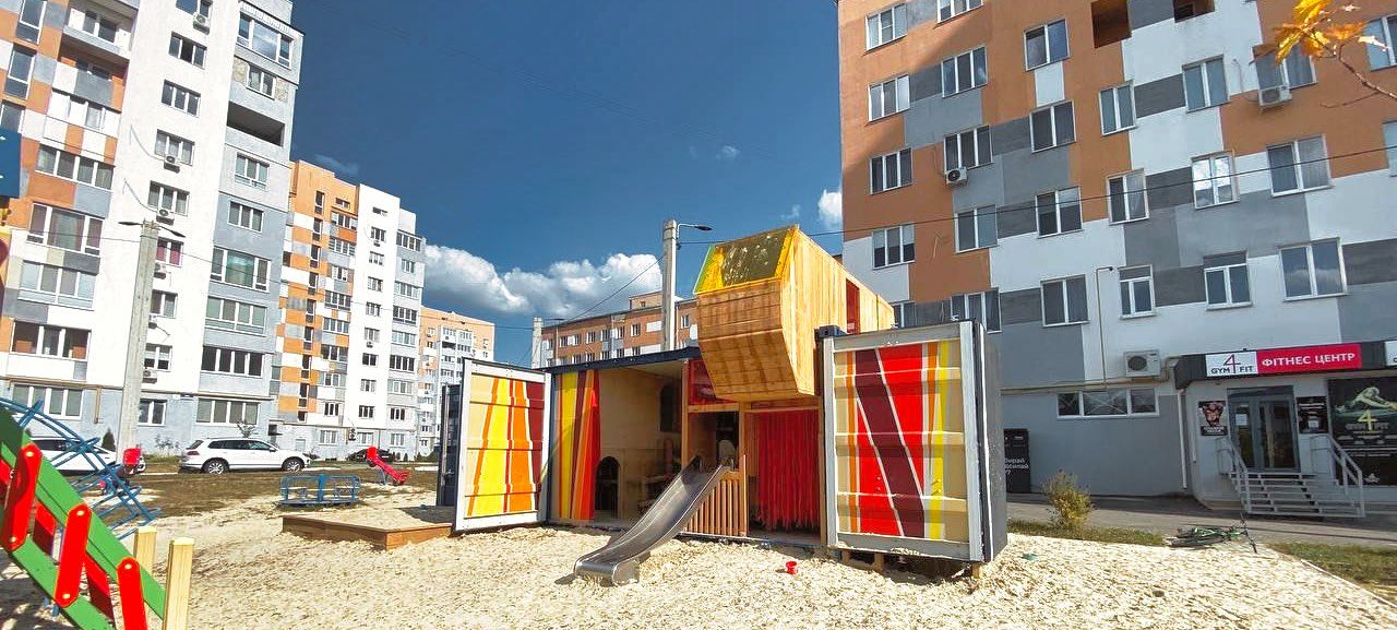 Bunter Spielcontainer zwischen Wohnblöcken in Kharkiv