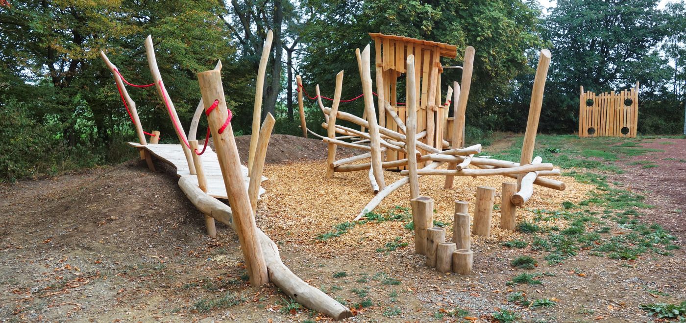 Naturspielplatz VIEL.PLATZ mit Holzstämmen