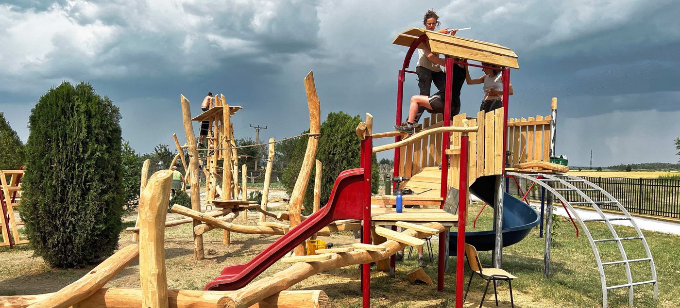Spielplatz-Projekt in Vadu Oii, Rumänien