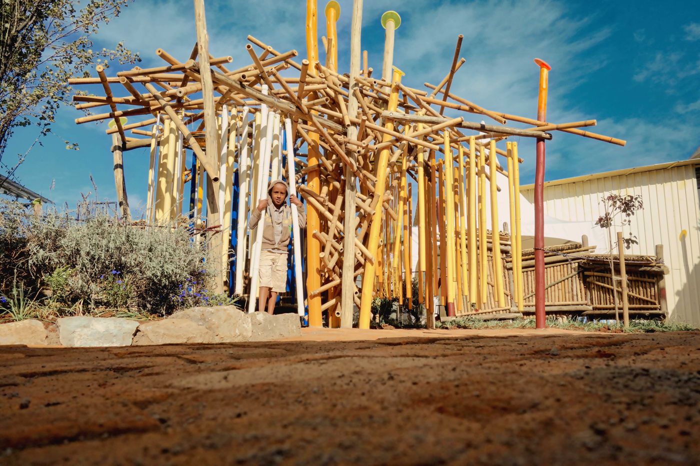Großer Holzpavillon aus Stämmen, von KuKuk gebaut